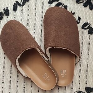 NWOT GAP Kids clog